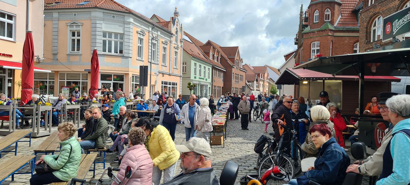 Buntes Treiben auf dem Marktplatz.