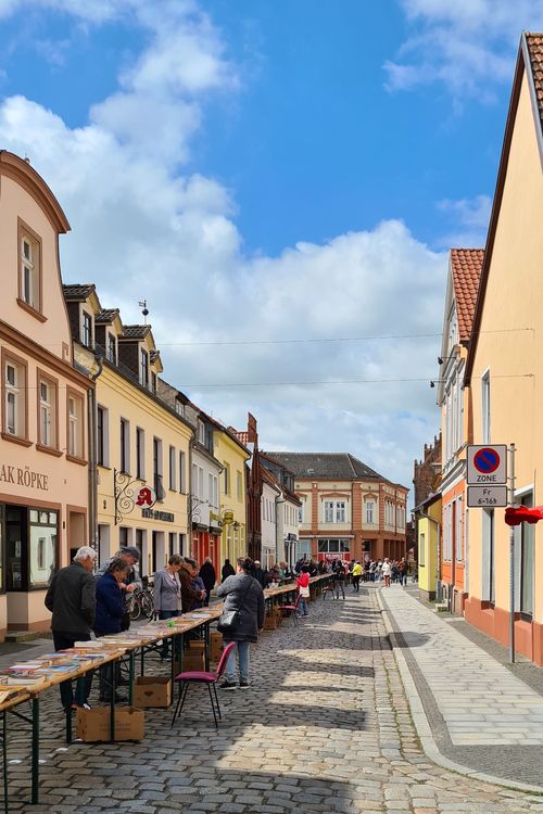 Blick in die Mühlenstraße. Zu sehen sind Stände von Händlern.