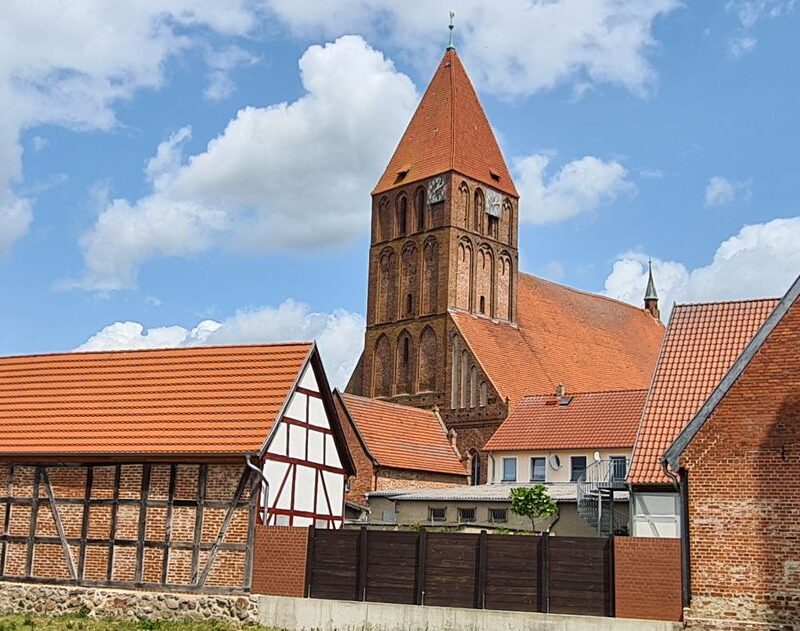 Silhouette der Stadt Grimmen. Zu sehen ist die Marienkirche.