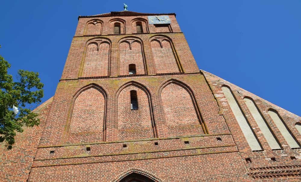 Zu sehen ist der große Portaleingang der Marienkirche.