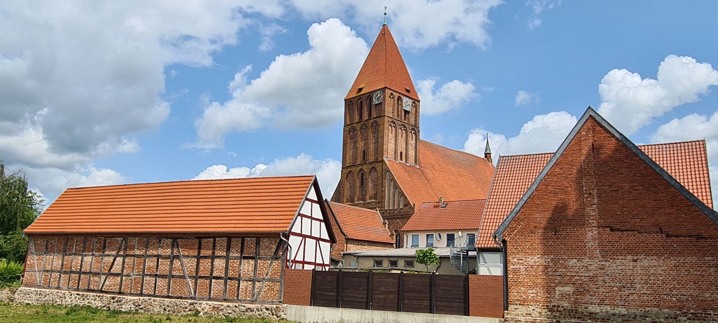 Silhouette der Stadt Grimmen. Zu sehen ist die Marienkirche.