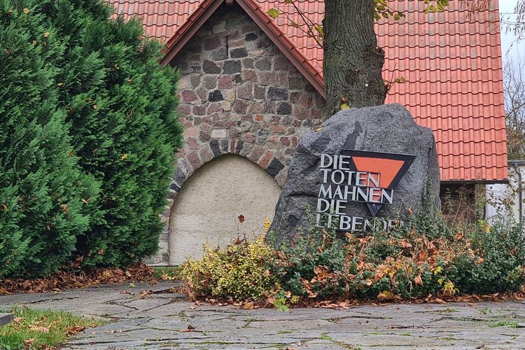 Gedenkstein mit Inschrift