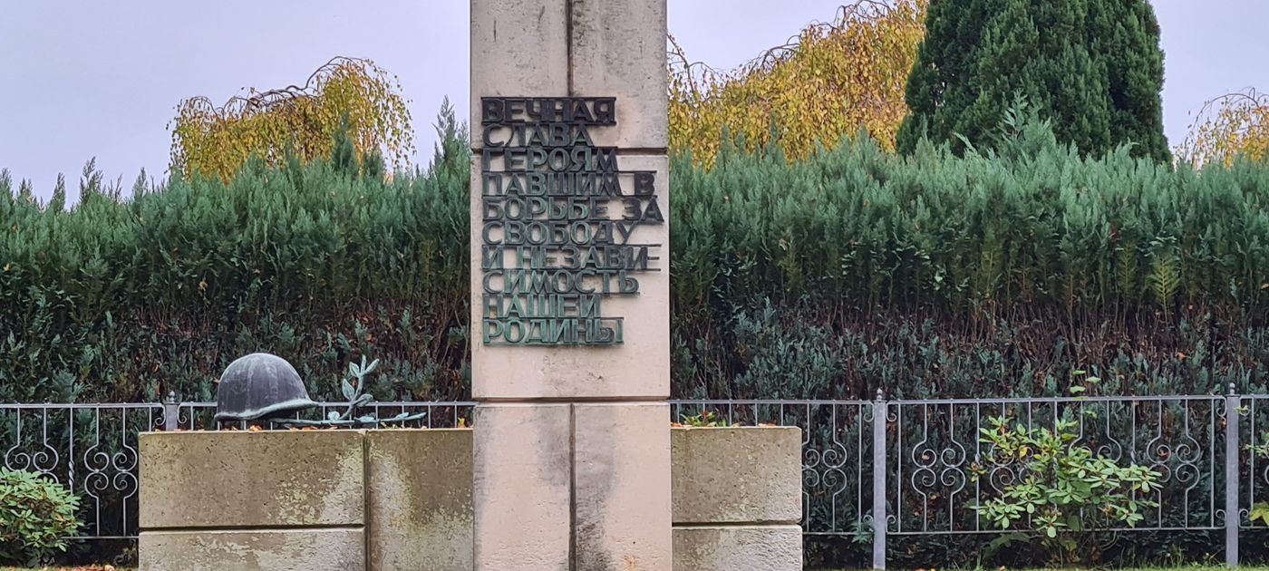 Gedenkstein mit Inschrift.