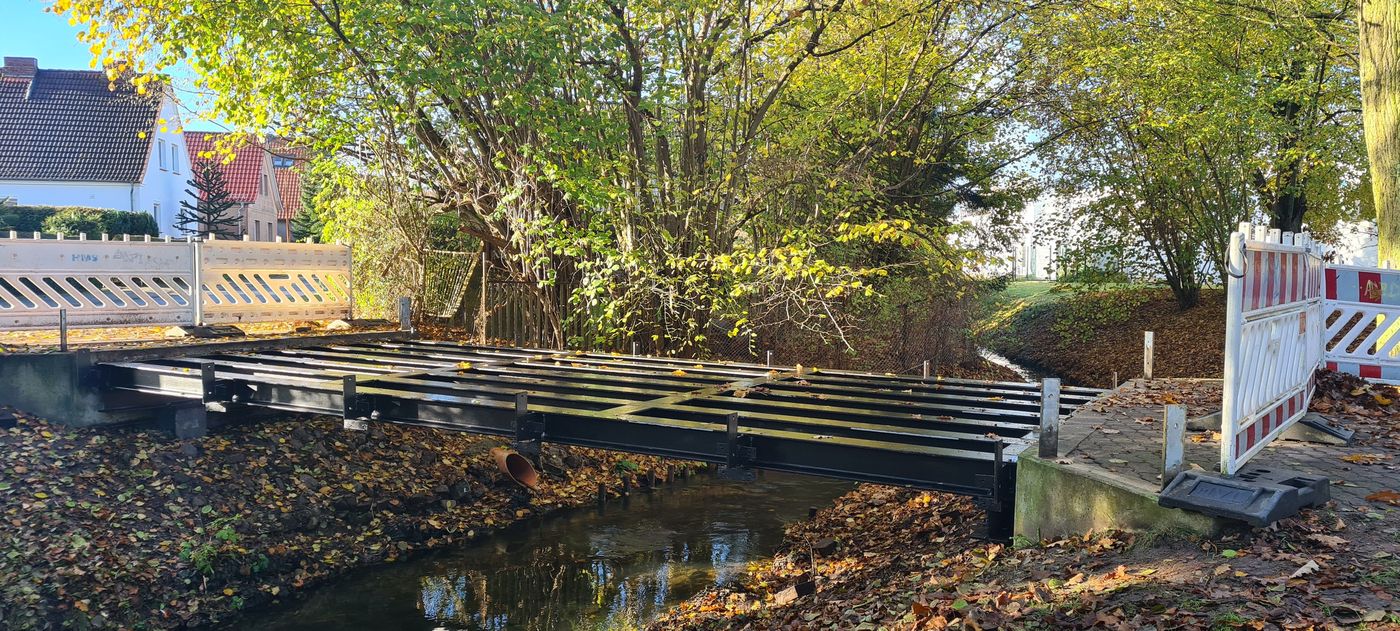 Alte Brücke mit fehlenden Holzbohlen.