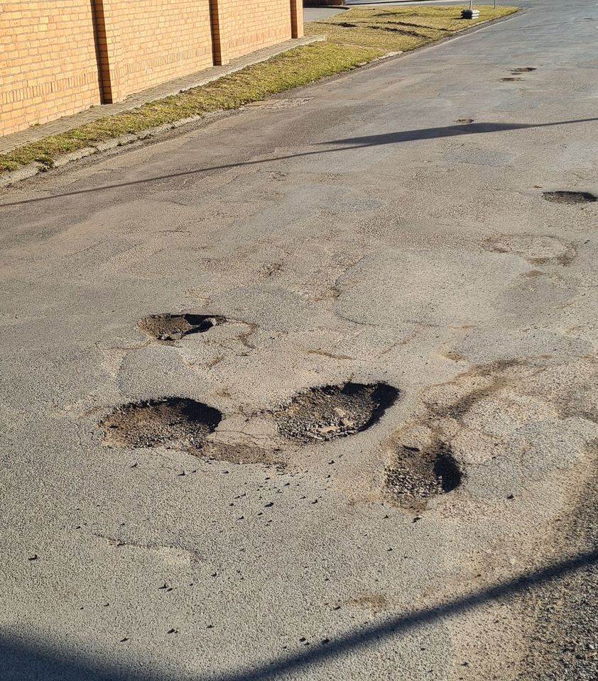 Tiefe Schlaglöcher in der Becher Straße
