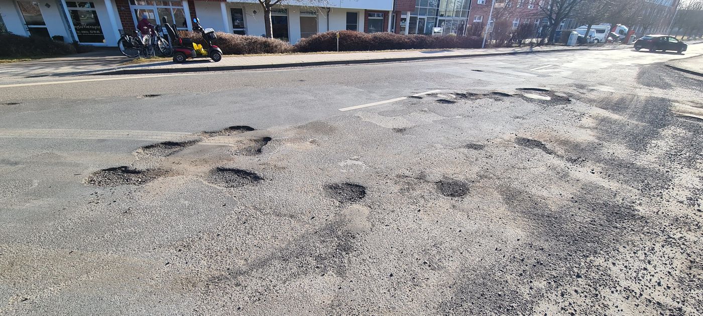 Schlaglöcher am Bahnhofsvorplatz.