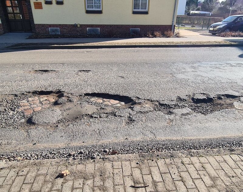 Straße der Solidarität mit großen Schlaglöchern.