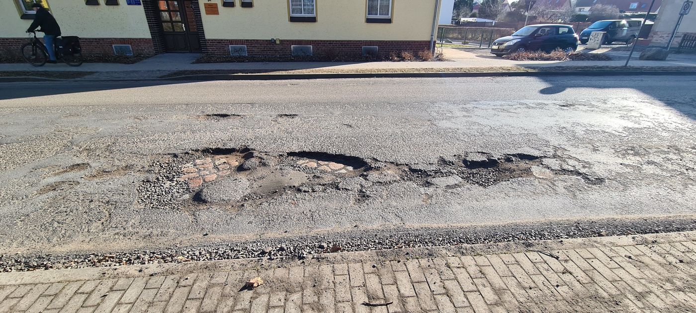 Straße der Solidarität mit großen Schlaglöchern.