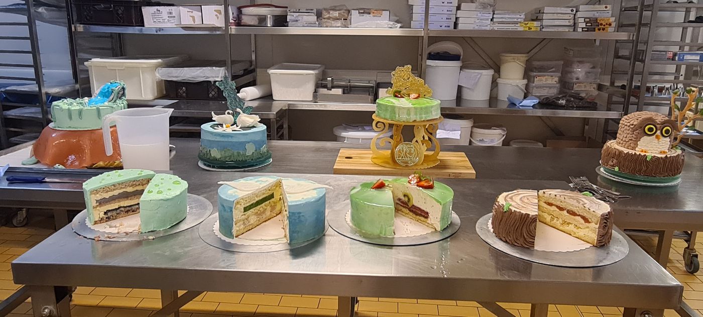 Alle Torten nebeneinander aufgestellt