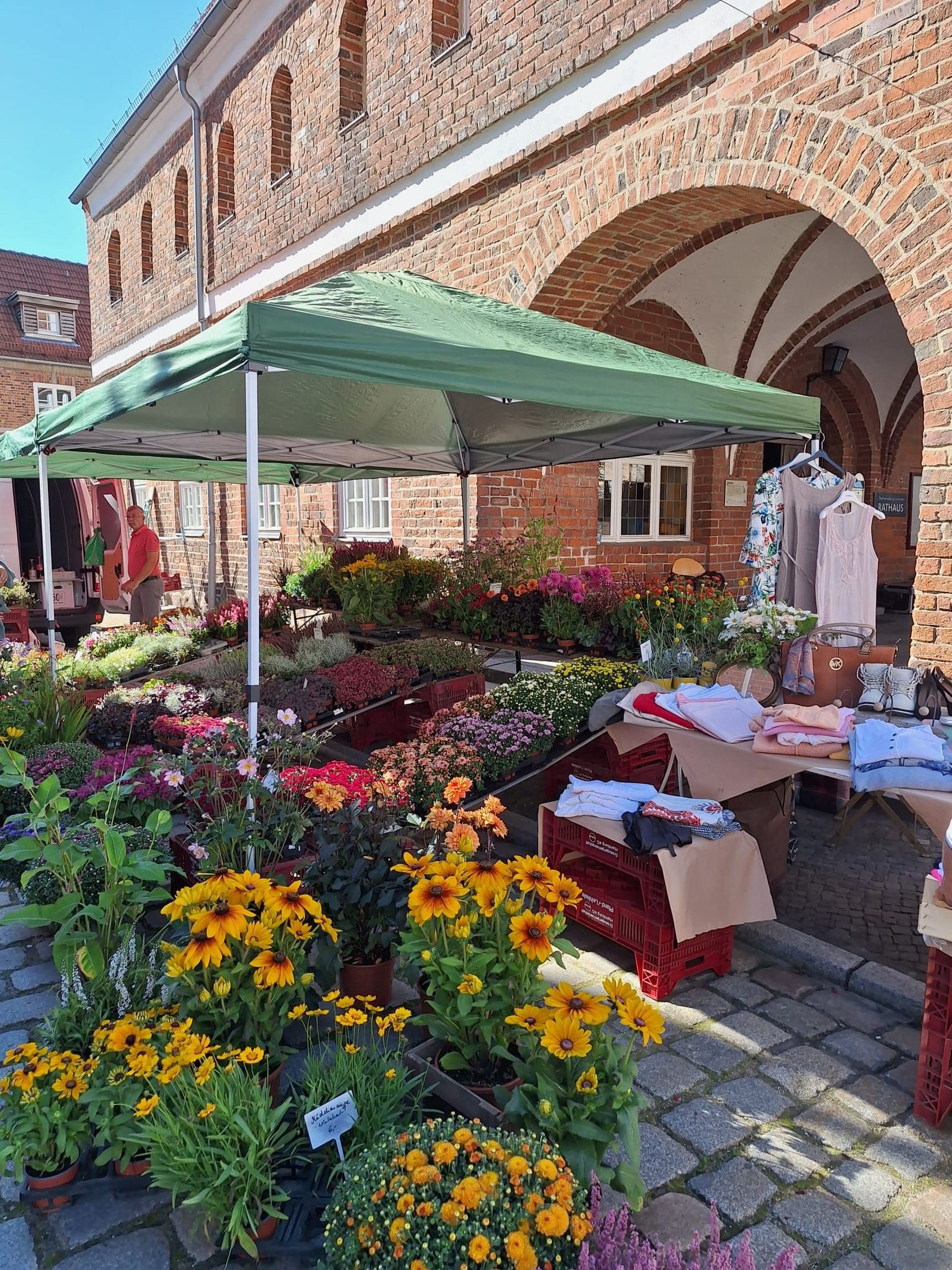 Blumenhändler auf dem Marktplatz.