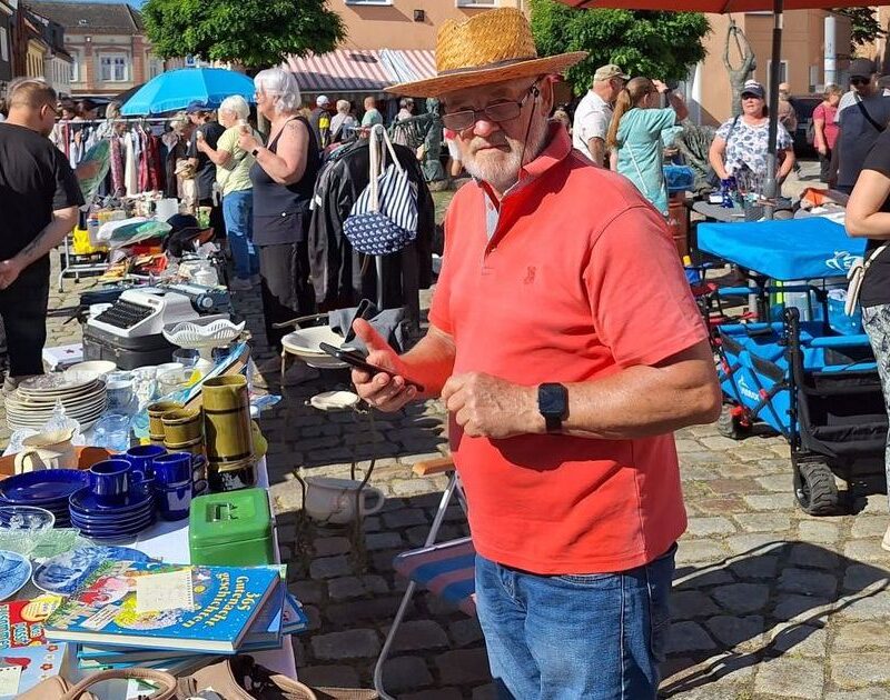 Blick auf den Marktplatz mit vielen Händlern.