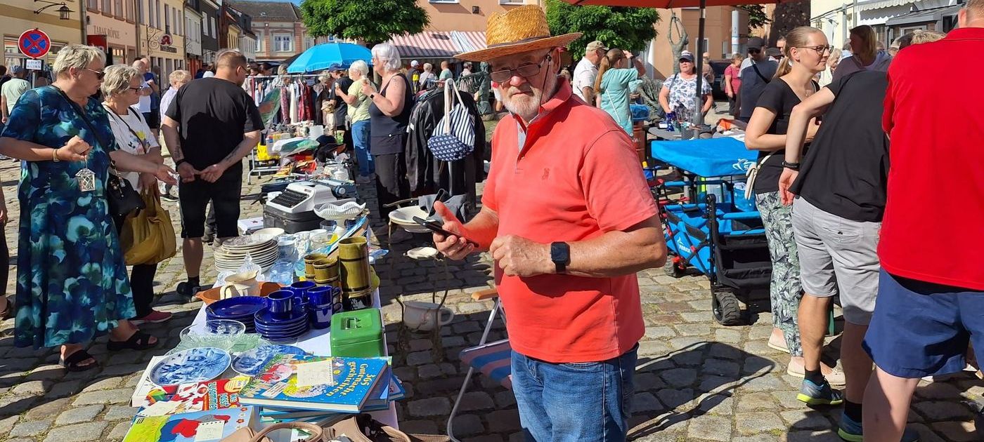 Blick auf den Marktplatz mit vielen Händlern.