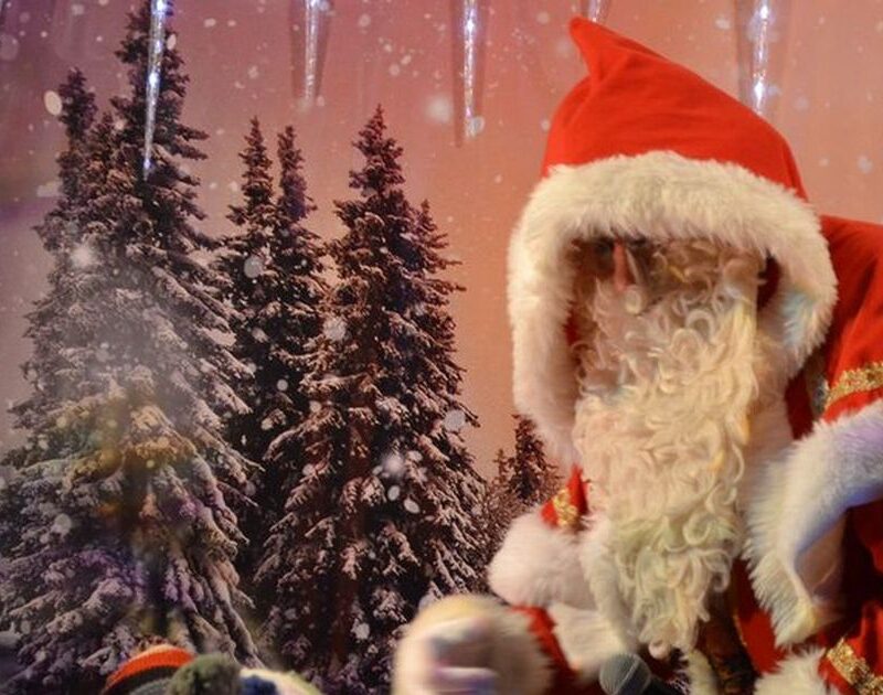 Der Weihnachtsmann beschenkt Kinder.