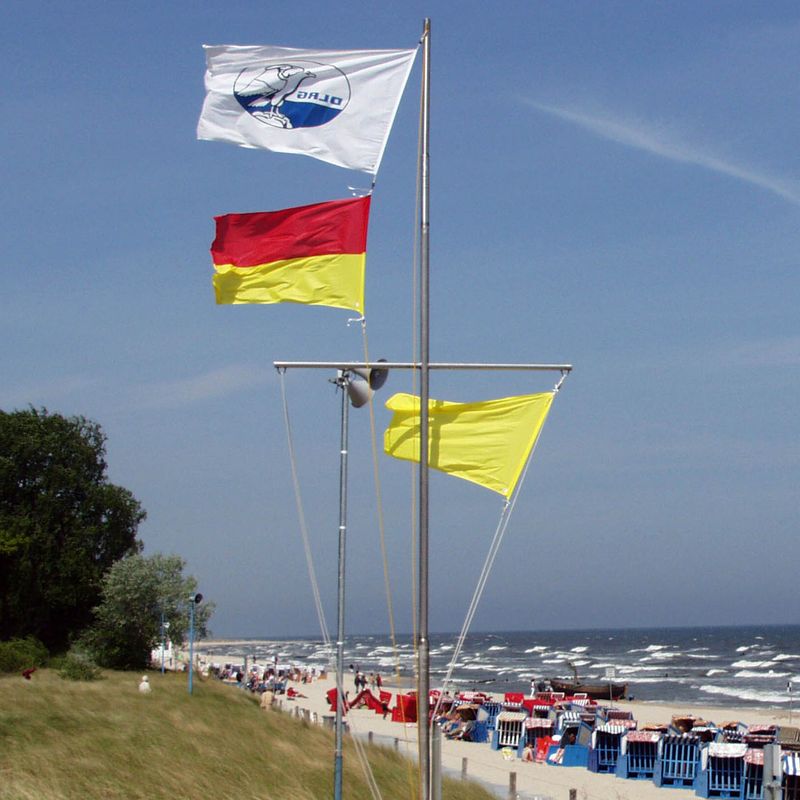 Am Rettungsturm wehen Warnflaggen.