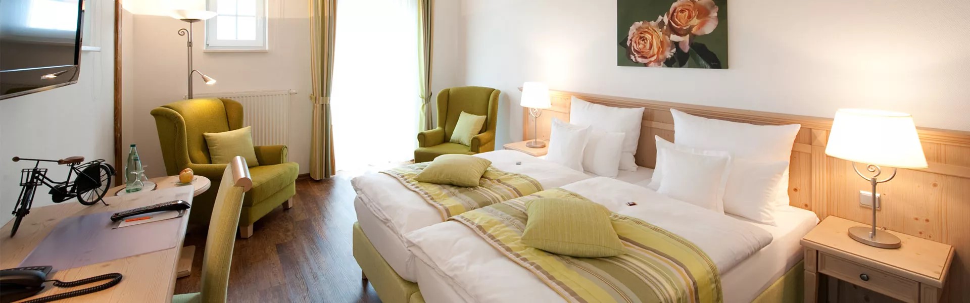 Golfpark Strelasund – Ihr Golf- und Wellnesshotel, ein Zimmer mit einem Doppelbett, einem Schreibtisch und Sitzgelegenheiten in gemütlicher Atmosphäre