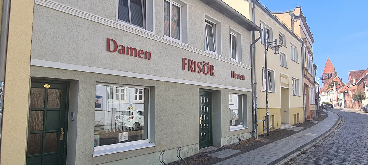Friseur Monique in der Langen Straße in der Stadt Grimmen, Mecklenburg Vorpommern
