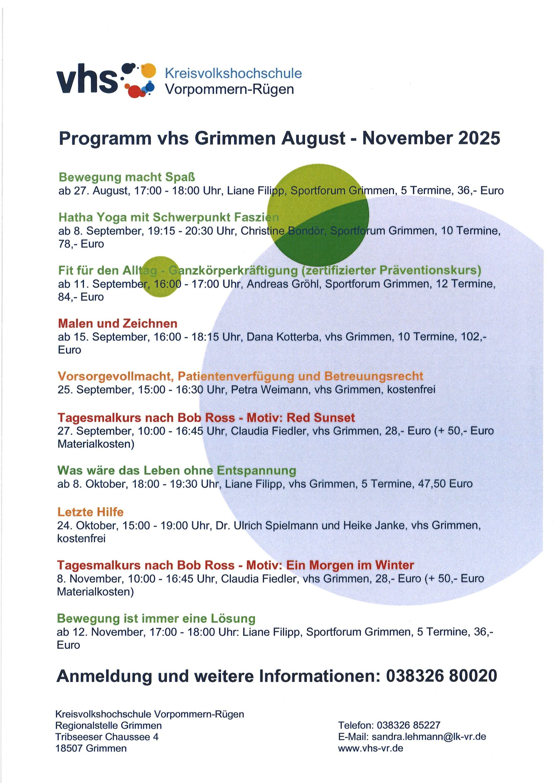 Ein Programmflyer der Volkshochschule vhs Grimmen mit Kursen von August bis November 2025, darunter Gymnastik, Yoga, Malen, Gedächtnistraining und Gesundheitsvorträge, mit Zeitplan, Preisen und Kontaktangaben.
