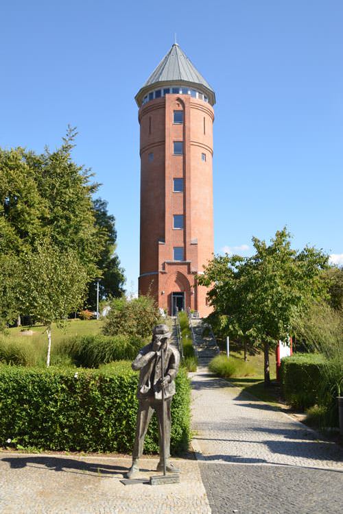 wasserturm-stadt-grimmen-statue